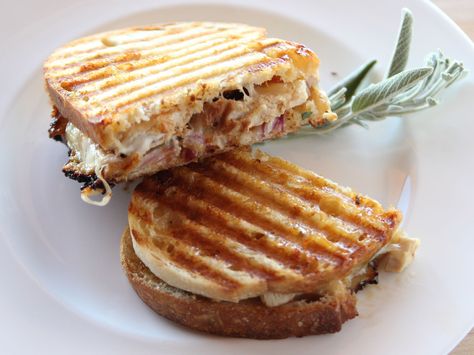 Get this all-star, easy-to-follow Chicken Apricot Panini recipe from Ree Drummond Chicken Apricot, Perfect Grilled Chicken, Panini Recipe, Ree Drummond Recipes, Pizza Burger, Panini Recipes, Amazing Chicken, Food Network Canada, Pioneer Woman Recipes