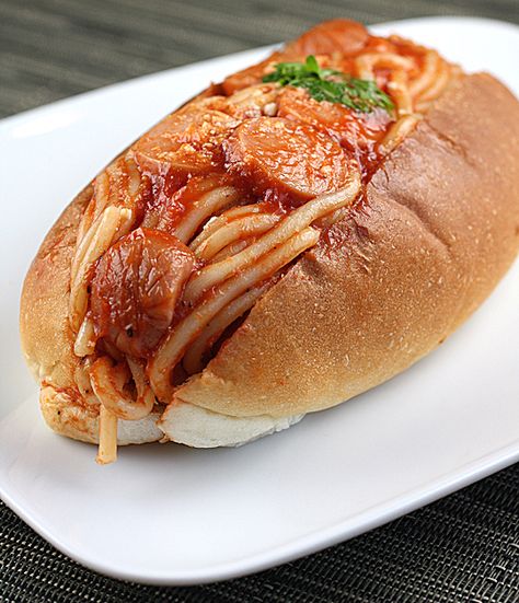 A most unusual sandwich. Yes, it's spaghetti stuffed inside a hot dog bun. Weird Sandwiches, Hot Dog Spaghetti, Spaghetti Sandwich, Hotdog Sandwich, Hot Dog Bun, Bread Bun, Can Dogs Eat, Dog Eating, Dog Bun