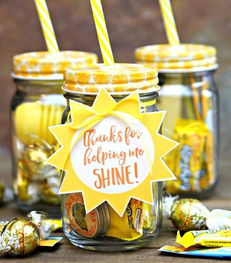 Let’s celebrate all those fabulous teachers with a Jar of Sunshine! First of all, Thank you to all the wonderful teachers who are working tirelessly to inspire our children to do their best each and every day!!  I’m extremely grateful for your hard work and dedication.  I know how hard you work and I hope...Read More » Sunshine Teacher Gift, Jar Of Sunshine, Christmas Presents For Teachers, Mason Jar Gifts Diy, Appreciation Gifts Diy, Teacher Appreciation Gifts Diy, Free Printable Gifts, Teachers Diy, Free Printable Gift Tags