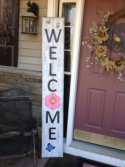 Welcome Sign Front Porch with Flower and Butterflies Spring Leaner Boards, Fence Picket Welcome Sign Diy, Picket Fence Welcome Sign, Painted Welcome Signs On Wood With Flowers, Spring/summer Porch Leaners, Rustic Fall Porch, Pallet Projects Decor, Pallet Projects Signs, Spring Signs