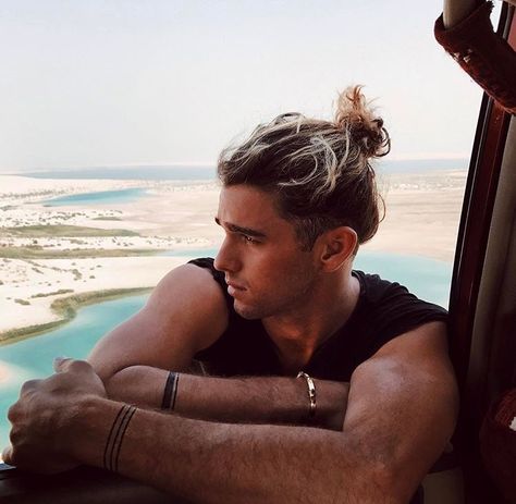 Jay Alvarez Jay Alvarez, Jay Alvarrez, Trendy Mens Hairstyles, Surfer Guys, Surfer Boys, Men Haircut Styles, Man Bun, Corte De Cabelo Masculino, Style Hair