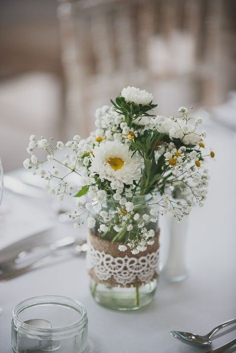 Daisy Wedding Centerpieces, Daisy Centerpieces, Wild Wedding, Expensive Flowers, Festival Bride, Daisy Wedding, Mason Jar Wedding, Wedding Table Decorations, Wedding Table Centerpieces