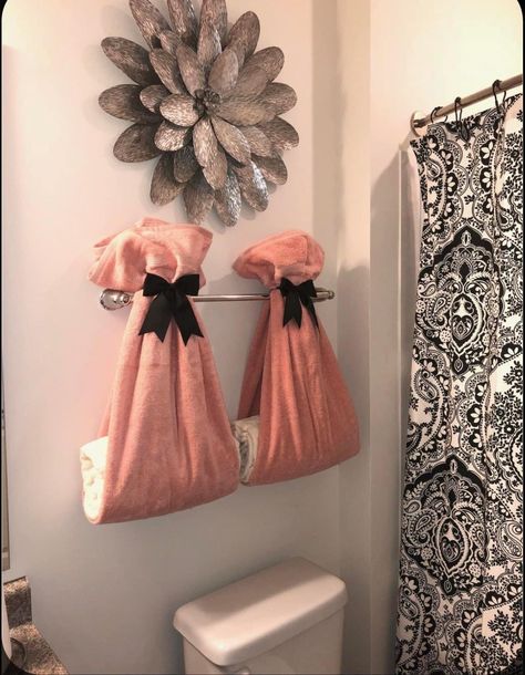 Hand Towel Decorating Ideas, How To Decorate Towels In Bathroom, Towel Decorating Ideas Bathroom, Bathroom Towel Ideas Decorative, Bathroom Towel Decor Ideas, Beautiful Small Bathroom Designs, Beautiful Small Bathrooms, Beautiful Bathroom Decor, Towel Display