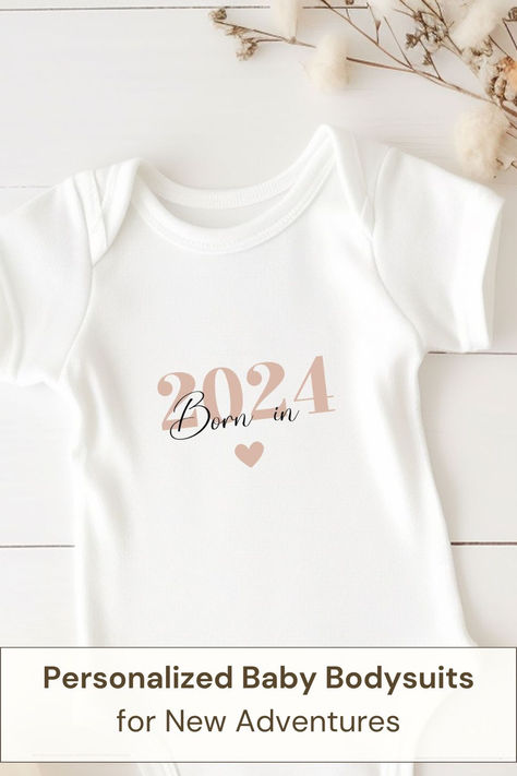 Our baby bodysuit, is the perfect way to announce the joyous news of your pregnancy or the birth of your baby. Share your happiness with style and delight your loved ones with this sweet and unique design.  💞 Anticipate radiant smiles and warm congratulations as you share the news with our baby bodysuit. Make this special moment unforgettable!  🎁 Our personalized baby bodysuits make thoughtful presents for baby showers, moms, newborns or special occasion. Custom Onesie Ideas, Custom Baby Onesies, Custom Baby Clothes, Personalized Onesie, Custom Onesies, Newborn Outfit, Baby Outfits Newborn, Pregnancy Announcement, Baby Announcement