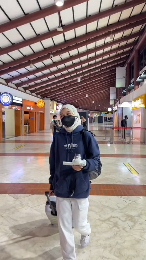 Airport Outfit Hijab Casual, Hijabi Airport Outfit, Outfit Hijab Hoodie, Airport Outfit Hijab, Boat Outfit, Hijab Hoodie, Casual Travel Outfit, Outfit Hijab Casual, Simple Casual Outfits