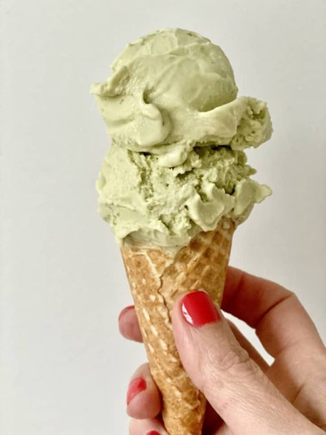 Ice Cream Avocado, Avocado Ice Cream Recipe, Best Homemade Ice Cream, Avocado Ice Cream, Ice Cream At Home, Frozen Yoghurt, Make Ice Cream, Seasonal Food, Avocado Recipes