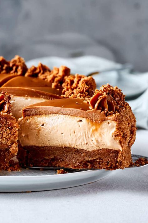 Biscoff Cheesecake Biscoff Desserts, Biscoff Recipes, Dairy Free Cheesecake, Biscoff Cheesecake, Springform Pan Cake, Vegan Cream Cheese, Piece Of Cake, Vegan Dessert Recipes, Diet Keto