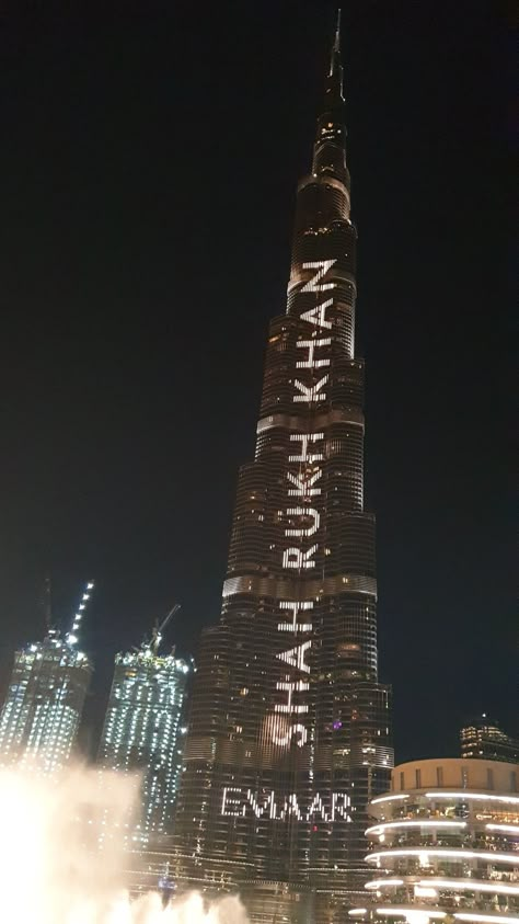 #BurjKhalifa Celebrates Shah Rukh Khan's Birthday on 2nd November. | #SRK #ShahRukhKhan #Dubai #UAE #Incognito Srk Movies, Richest Actors, Dubai Tourism, Violin Art, 54th Birthday, Rishi Kapoor, London Poster, Om Shanti Om, Shah Rukh Khan