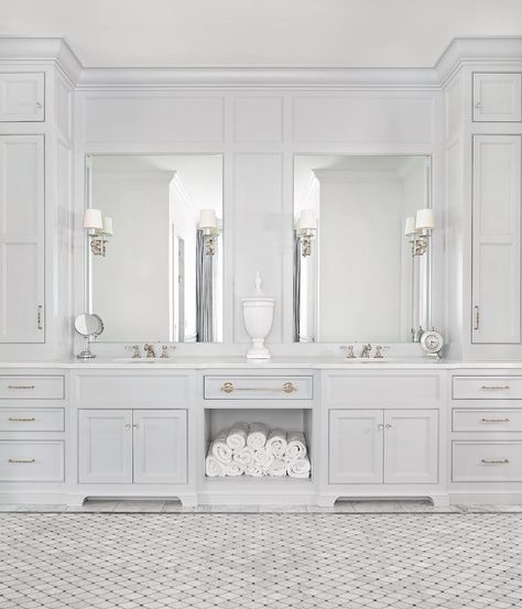 Most Beautiful Bathrooms, Grey Bathroom Cabinets, Drømme Bad, Toilette Design, Light Gray Cabinets, Dekorere Bad, White Marble Bathrooms, Bathroom Cabinets Designs, Large Bathroom