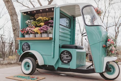 Flower Trucks, Tap Truck, Bloom Bar, Farmers Market Booth, Floral Workshop, Flower Shop Decor, Flower Cafe, Flower Shop Design, Truck Games