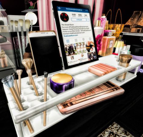 image Functional Makeup Sims 4, Sims 4 Makeup Clutter, Bedroom Makeup Station, Sims 4 Free Mods, Girls Furniture, Sims 4 Tattoos, Die Sims 4, Makeup Cc, Sims 4 Bedroom