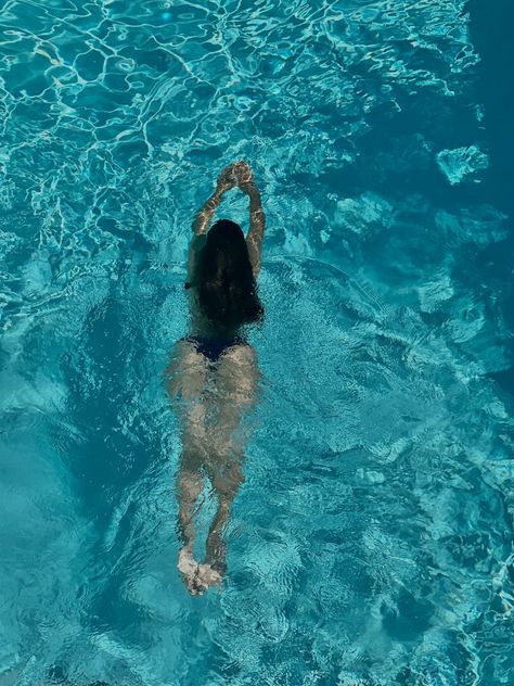 Jumping Into Pool Aesthetic, Swimming In Pool Aesthetic, Nadar Aesthetic, Pool Asethic, Public Pool Aesthetic, Pool Water Aesthetic, Swimming Aesthetic Pool, Pool Pics Aesthetic, Swimming Poses