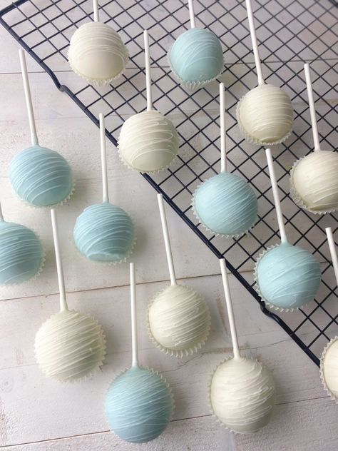 Light Blue Cake Pops, Blue Baby Shower Desserts, Cloud Cake Pops, Baby Shower Cake Pops For Boys, Baby Boy In Bloom Shower Ideas, Gender Reveal Cake Pops, Blue Cake Pops, Baby Shower Oso, Simple Gender Reveal