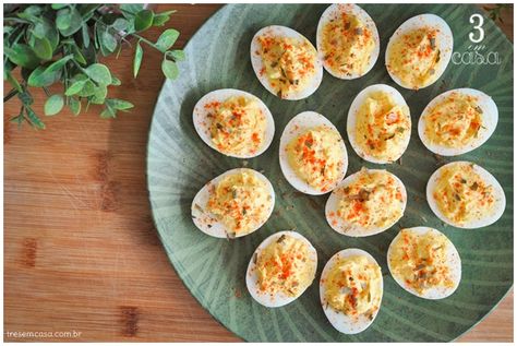 Três em Casa: Receita de ovo cozido recheado. Ou deviled eggs. Veggie Tray, Deviled Eggs, Pita, Entrance, Oven, Tray