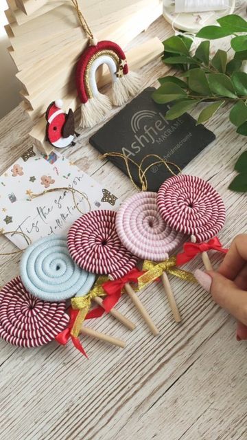 Candy Xmas Decorations, Macrame Lollipop Tutorial, Macrame Lollipop, Tricotin Christmas, Christmas Lollipop Decorations, Macrame Candy Cane, Lollipop Decorations, Christmas Macrame, Have A Lovely Evening