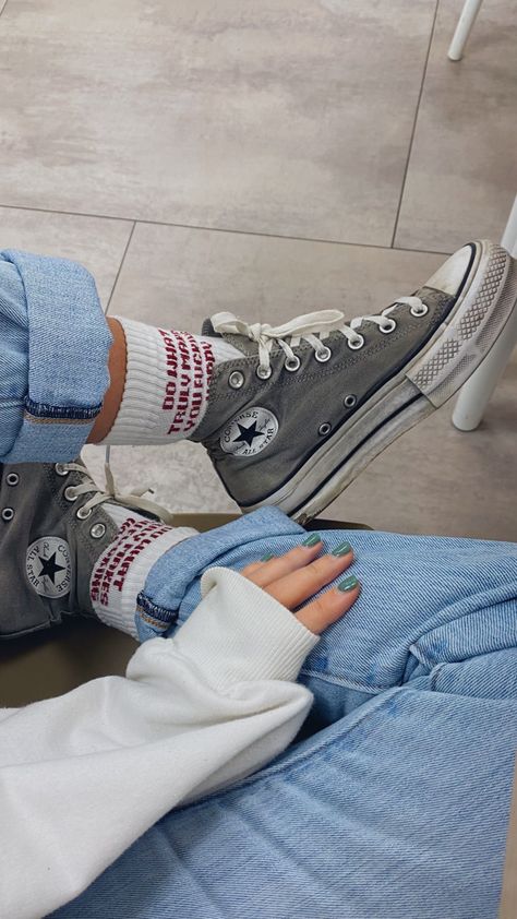 Gray Converse Aesthetic, Chucks Outfit, Grey High Top Converse, Do What, Converse Aesthetic, Dream Shoe, Hipster Hairstyles, Platform Converse, Happy Socks