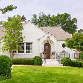 1940s Birmingham, AL White Cottage Remodel by Hundley Hilton Interiors and Anna Evans Decorating An Open Floor Plan, Anna Evans, Creative Gardening Ideas, Curb Appeal Landscape, Cottage Remodel, Beige Cabinets, Dark Windows, Ceiling Art, True Homes