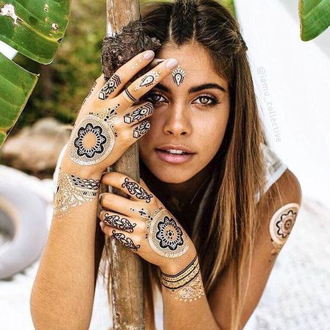 Gold Henna, Mimi Elashiry, Henna Hands, Kardashian Hair, Gold Tattoo, Evolution Of Fashion, Henna Tattoos, Beach Boho, Henna Tattoo Designs