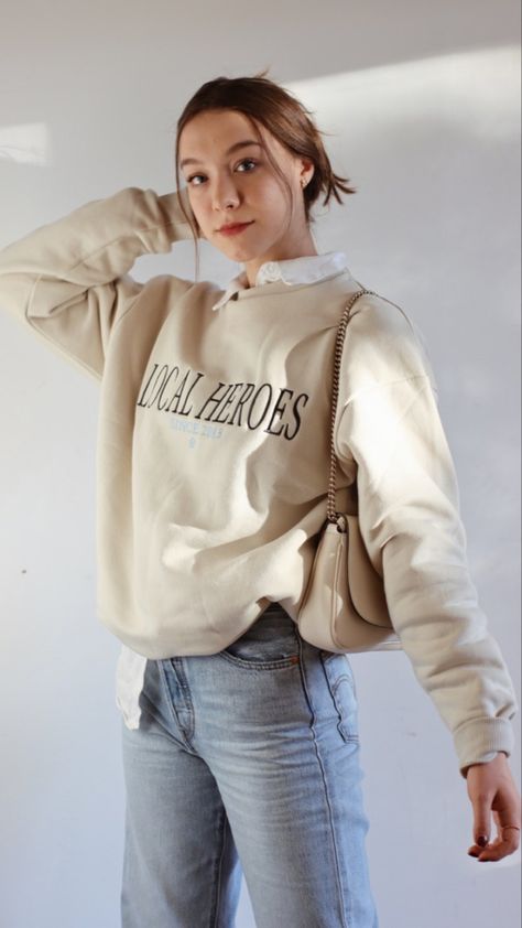 Cropped Crewneck Outfit, Beige Sweatshirt Outfit, Ootd Crewneck, Bookish Clothing, Outfit Uni, Crewneck Outfit, Fall Sweatshirt Outfit, Crop Crewneck, Beige Sweatshirt