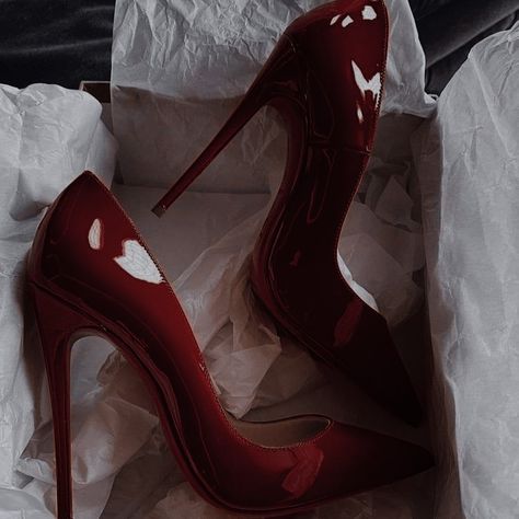 Heels Aesthetic, I See Red, Dr Shoes, Shoes Heels Classy, Makijaż Smokey Eye, Dark Feminine Aesthetic, Red High Heels, Heels Classy, Red Queen