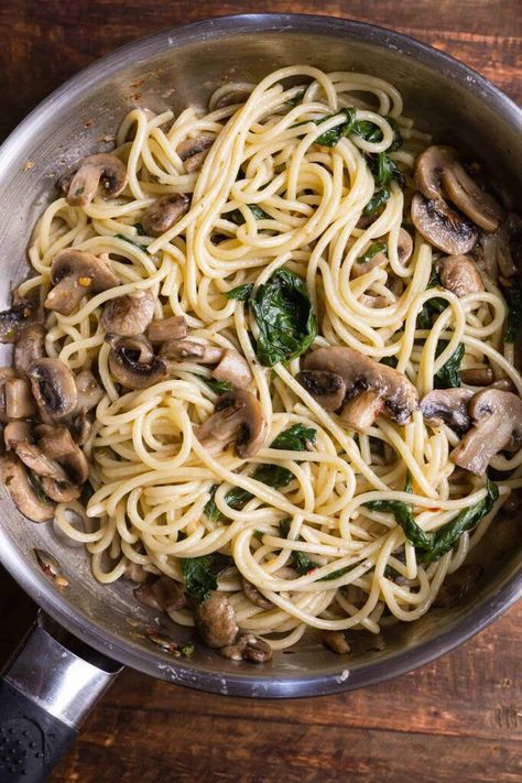 Mushroom Spinach Spaghetti, Spinach And Mushroom Alfredo, Pasta Mushroom Spinach Recipes, Pasta Mushroom Spinach, Mushroom Spinach Pasta, Mushroom Spaghetti, 15 Minute Dinners, Spinach And Mushroom, Chilli Flakes