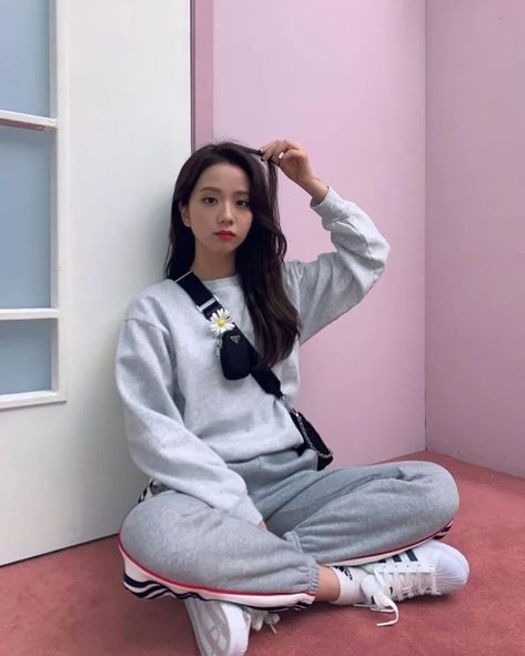 Mini Albümler, Blackpink Members, Kim Jisoo, Blackpink Photos, Black Pink Kpop, Blackpink Fashion, Blackpink Jennie, Blackpink Jisoo, Korean Girl