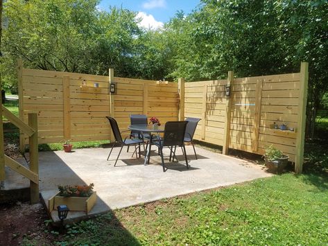 Corner Patio Privacy Fence, L Shaped Privacy Fence, Fire Pit With Privacy Wall, Corner Fence Fire Pit Ideas, Corner Privacy Fence, Corner Privacy Fence Ideas, Corner Fence Ideas, Privacy Fence Corner, Backyard Vibes