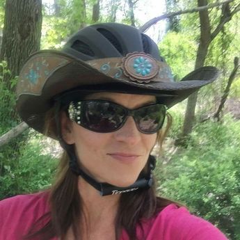 Super western helmet idea.                                                                                                                                                                                 More Riding Helmets Western, Hellhat Helmet, Western Helmet, Texas Hats, Horseback Riding Helmets, Cool Bike Helmets, Horse Riding Helmets, Horse Show Clothes, Horse Riding Clothes