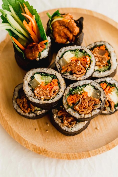 Seaweed Rice Roll, Korean Food Images, Korean Rice Roll, Gimbap Aesthetics, Korean Charcuterie Board, Gimbap Korean Aesthetic, Gimbap Korean Food, Kimbap Aesthetic, Delicious Food Images