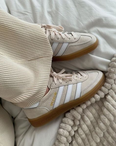 Zapatillas Aesthetic, Pretty Sneakers, Pretty Shoes Sneakers, Shoe Wishlist, Girly Shoes, Shoe Inspo, Aesthetic Shoes, Swag Shoes, Winter Fits