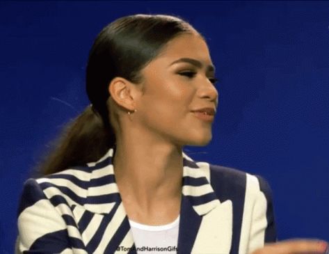 Zendaya Middle Finger, Zendaya Gif, Middle Finger Gif, Girls Pfp, 11 Stranger Things, Tenor Gif, Middle Fingers, Zendaya Coleman, Say More