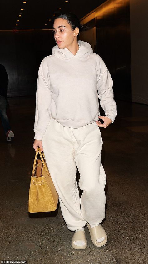 Kim Kardashian Sweats Outfit, Kim Kardashian Sweats, Sweatpants Suit Outfit, All Sweats Outfit, Sweat Suit Set, Matching Sweatsuit Outfits, Sweat Set Outfit, Matching Set Outfit Sweats, Jogging Pants Outfit