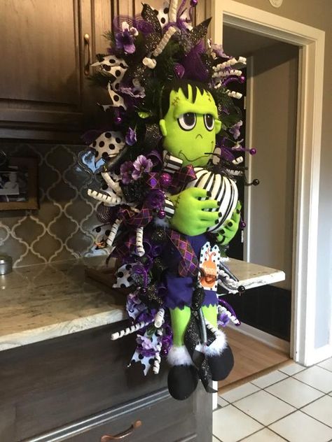 Frankenstein Wreath, Frankenstein And Bride, Halloween Door Wreath, Halloween Swag, Bride Halloween, Halloween Door Decor, Halloween Door Wreaths, Halloween Wreaths, Wreath Halloween