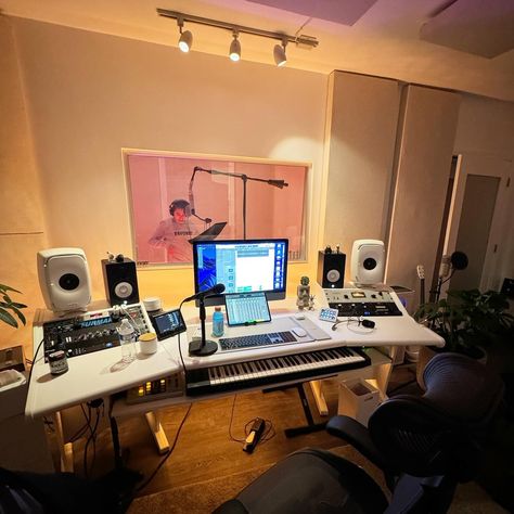 GEAR EUPHORIA (@geareuphoria) • fotos e vídeos do Instagram Studio Desing, Recording Studio Desk, Music Studio Design, Office Room Design, Music Space, Studio Vibes, R Studio, Home Studio Ideas, Film Equipment