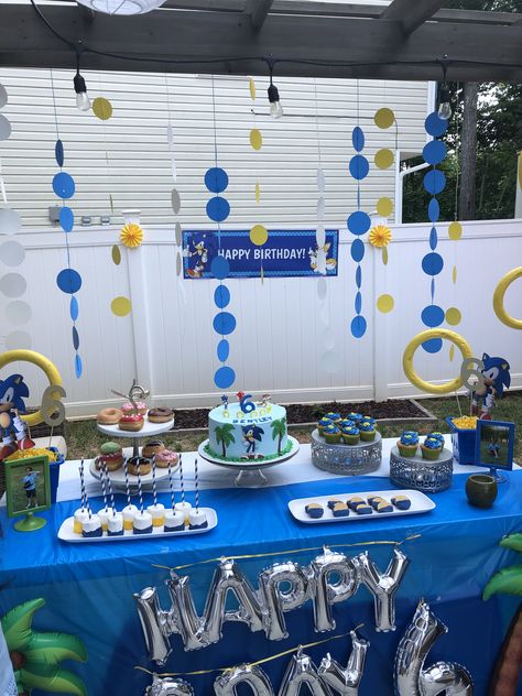 Sonic Birthday Party Diy, Simple Sonic Birthday Decorations, Diy Sonic The Hedgehog Party Decorations, Sonic The Hedgehog Birthday Decorations, Sonic Birthday Party Decorations Diy, Diy Sonic Decorations, Sonic Theme Birthday Party Decorations, Sonic Party Ideas Decoration Diy, Diy Sonic Birthday Decorations