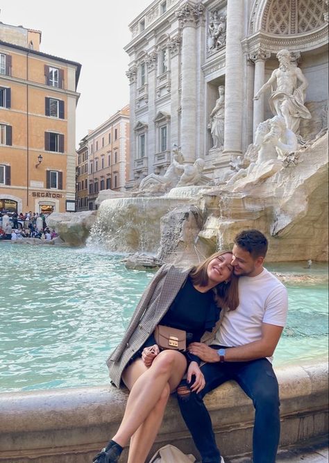 Rome Couple Photoshoot, Rome Photo Ideas Couple, Rome Picture Ideas Winter, Rome Fall Outfits, Couple Poses Travel, Rome In December, Rome Italy Photography, Rome Pictures, Rome Winter