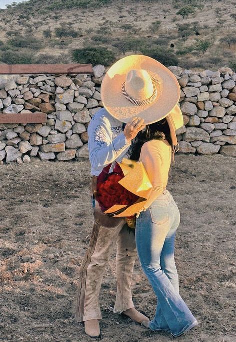 Cowboy Relationships, Charro Couple, Mexican Cowboy Aesthetic, Jaripeo Aesthetic, Vaquero Couple Goals, Cowboy Boyfriend, Cute Country Couples, Couple Fits, Country Couples