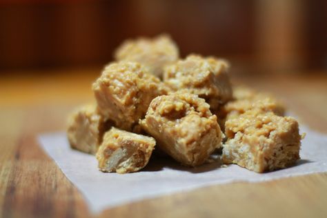 Decadent caramel yumminess.... my own recipe and pic... at last now on the blog Marie Biscuit Fudge, Biscuit Fudge, Marie Biscuit Cake, Carmel Fudge, Caramel Slice Recipe, Biscuit Cake Recipe, Marie Biscuits, Coffee And Vanilla, Caramel Biscuits