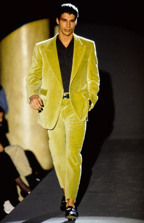 See the complete Gucci Fall 1995 Ready-to-Wear collection. Gucci Runway, Tom Ford Gucci, Gucci Suit, 90s Fashion Men, Men Fashion Show, Hipster Mens Fashion, Gucci Fashion, Moda Vintage, Gucci Men