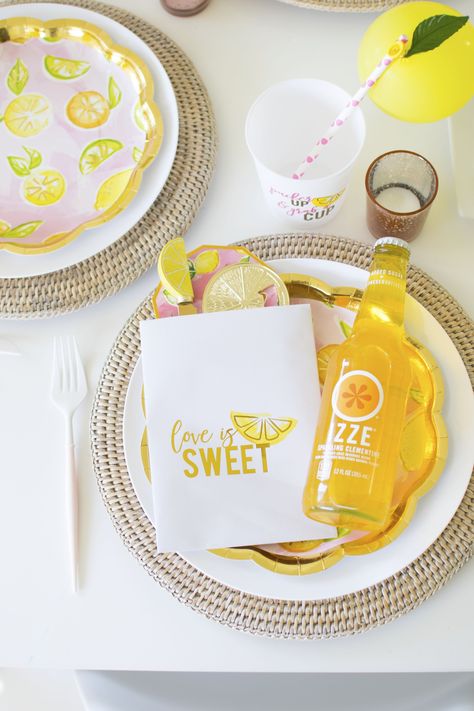 How to host a Casual Summer Bridal Shower or Bachelorette Party Summer Bridal Shower Themes, Summer Bridal Shower Favors, Bridal Shower Drinks, Lemon Themed Bridal Shower, Bridal Shower Gifts For Bride, Bridal Shower Inspo, Spring Bridal Shower, Summer Bridal Showers, Main Squeeze