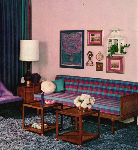 Sherwin Williams  Home Decorator  1963    Love that couch. Would be easy to make! 1960s Living Room, Retro Style Living Room, Sala Vintage, 1960s Home Decor, Retro Rooms, 1960s Home, Retro Interior, Vintage Interiors, Vintage Interior