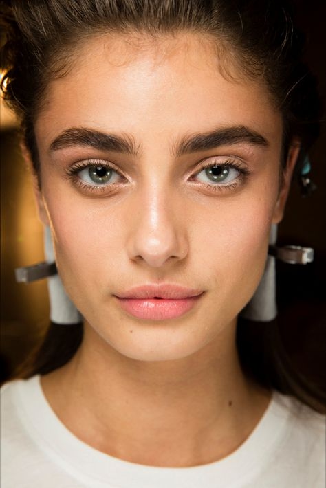 Bold brows and simple, understated makeup Versace 2015, Josephine Le Tutour, Full Eyebrows, Isabeli Fontana, Taylor Marie Hill, Beauty Regime, Beauty Make-up, Natural Brows, Taylor Hill