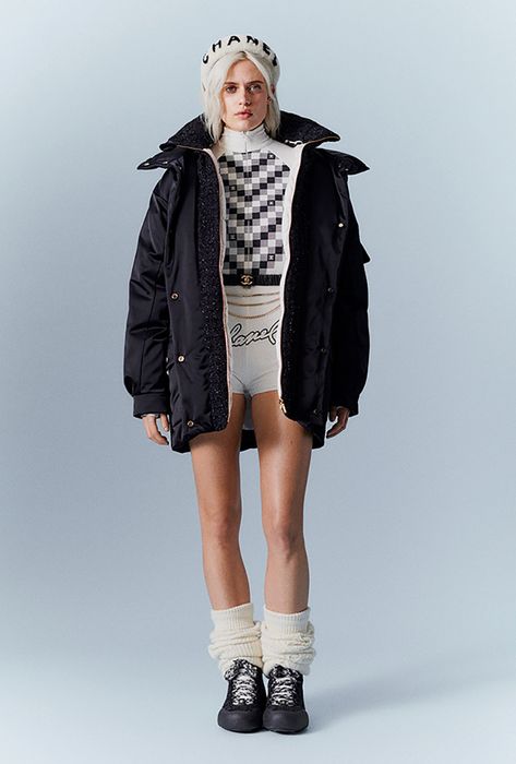 Winter Jackets Women 2022, Chanel Fall Winter 2022 2023, Chanel Winter Outfits, Winter Puffer Jacket Outfits, Chanel Coco Neige, Pre Fall Fashion, Fashion Background, Fresh Outfits, Layered Fashion