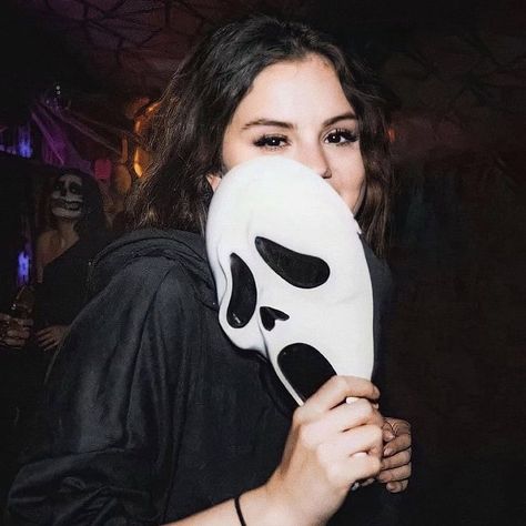 Selena Gomez, A Woman, Mask, On Twitter, Halloween, Twitter, Black