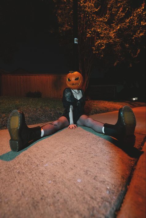 Spooky Outdoor Photoshoot, Simple Halloween Photoshoot, Goth Photoshoot Ideas At Home, Cute Halloween Photoshoot, Pumpkin Head Shoot, Slasher Photoshoot, Halloween Poses Photo Ideas, Halloween Shoot Ideas, October Photoshoot Ideas