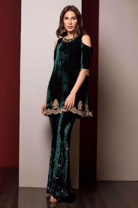 Pretty and amazing velvet dresses collection Velvet Pakistani Dress, Velvet Dresses Outfit, Velvet Suit Design, Velvet Outfit, Dark Green Velvet, Velvet Dress Designs, Trouser Suit, Mode Turban, Dark Green Color