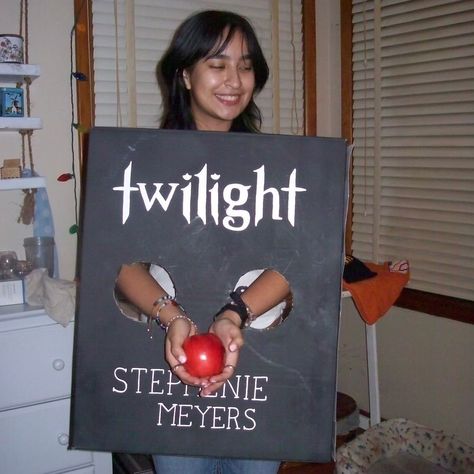 Twilight Party Costumes, Twilight Saga Birthday Party Ideas, Funny Vampire Costume, Halloween Costumes Twilight, Twilight Costume Ideas, Twilight Party Outfit, Twilight Bday Party, Twilight Party Food, Twilight Party Decorations