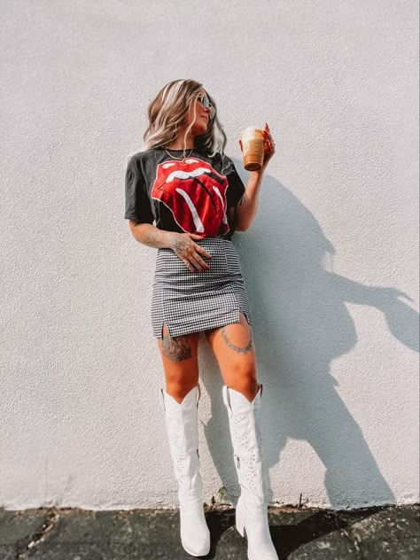 Rolling Stones Concert Outfit, Best Concert Outfits, Skirt And Cowboy Boots, Concert Outfit Rock, Rolling Stones Concert, Rolling Stones Tee, Nashville Outfit, Concert Outfit Ideas, Summer Music Festivals