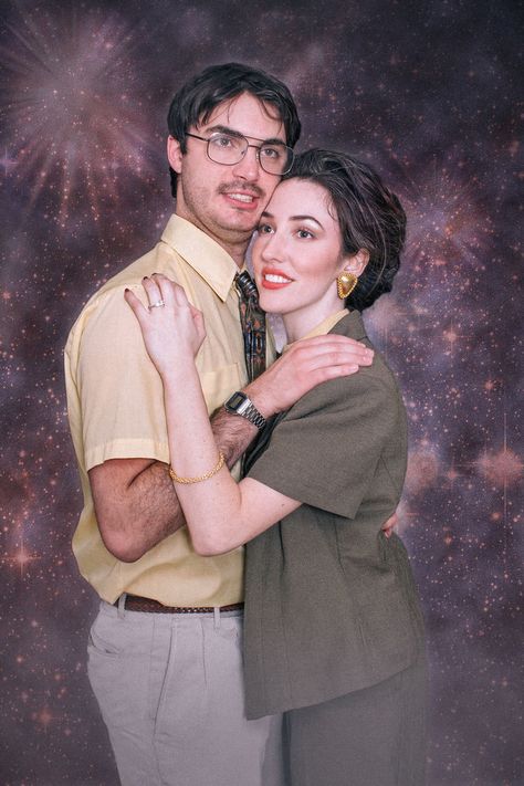 This Couple's 80s-Themed Engagement Photos Are Pure Cheesy Perfection | HuffPost Awkward Family Photos Christmas, Awkward Family Pictures, Funny Couple Photos, Funny Photoshoot Ideas, Funny Couple Poses, Funny Engagement Photos, 90s Couples, Themed Engagement Photos, Funny Couple Pictures