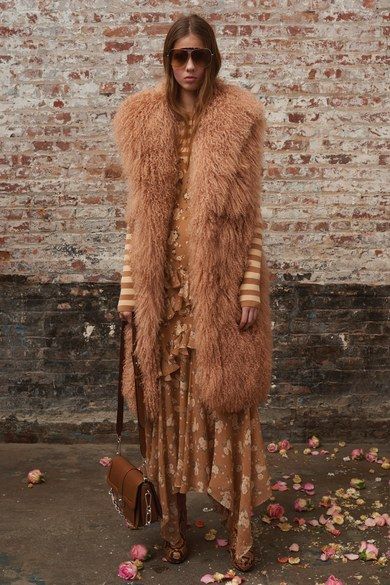 Michael Kors Collection Pre-Fall 2019 collection, runway looks, beauty, models, and reviews. Fall Fashion Coats, Mongolian Fur, Fall Fashion Trends Women, Hijab Styles, Womens Fashion Casual Summer, Michael Kors Collection, Fall Coat, 2019 Fashion, Fall Fashion Trends